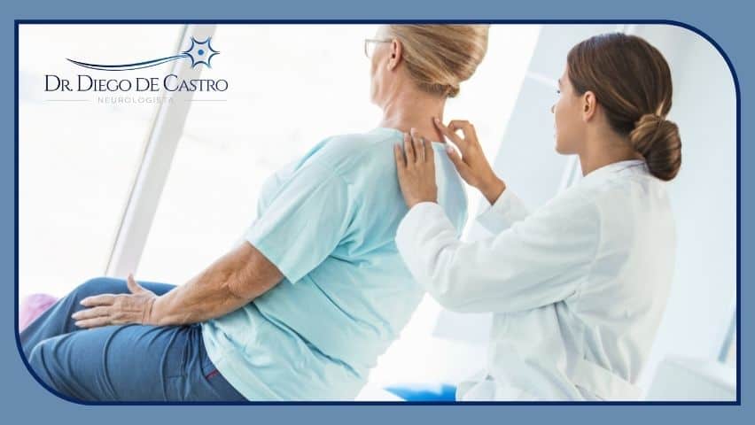 Quando a rigidez no pescoço persiste por mais de uma semana, pode ser necessário buscar cuidados médicos 