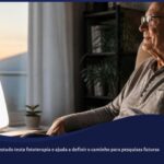 Idoso sentado perto de uma janela ao amanhecer usando luminária de fototerapia, ambiente residencial tranquilo