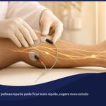 Eletroneuromiografia com eletrodos posicionados na perna para avaliação dos nervos periféricos em paciente com suspeita de polineuropatia.