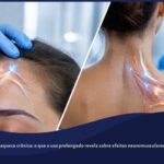 Profissional de saúde aplicando toxina botulínica na testa e na região do pescoço e ombro de um paciente, em ambiente clínico.