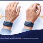 Duas mãos com sensores de pulso mostrando padrões de onda diferentes, representando a diferenciação entre tremor essencial e tremor distônico.