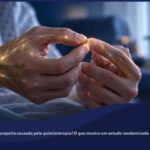 Mãos de uma pessoa em ambiente clínico, com traços luminosos simbolizando os nervos periféricos.