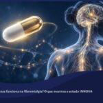 Cápsula branca e dourada diante de uma representação translúcida do sistema nervoso e do cérebro, simbolizando a investigação sobre naltrexona em baixa dose e dor da fibromialgia.