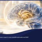 Ilustração médica editorial de um cérebro humano com destaque dourado sutil para as áreas relacionadas ao sistema motor e um comprimido branco, representando a notícia sobre o tavapadon para Parkinson.